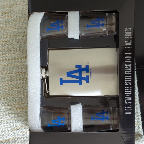 the memory company Other - NWT-Dodgers baseball Flask & 4 Shot Glass Set New
